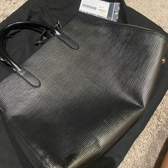 Elegant Black Women's Tote Bag - Picture 1 of 8